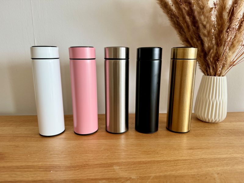 Personalizable thermos bottle with temperature display